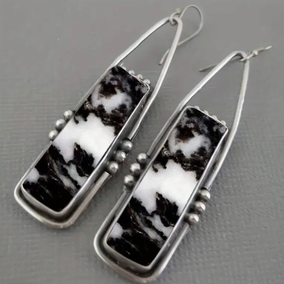 Elegant Black and White Dangle Earrings - Picture 2 of 5